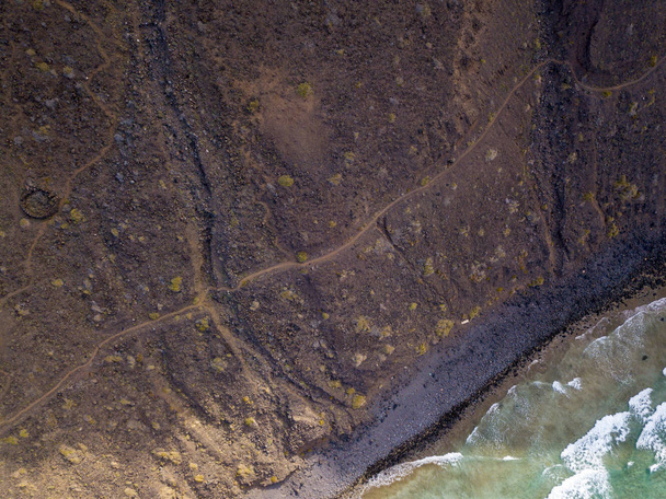 Vue aérienne des côtes montagneuses de l'île de Lanzarote, îles Canaries, Espagne. L'Afrique. Reliefs surplombant la mer et les chemins de terre. Sentiers de randonnée
 - Photo, image