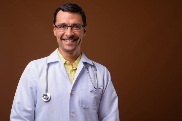 Portrait of happy man doctor smiling and looking at camera - Foto, Bild