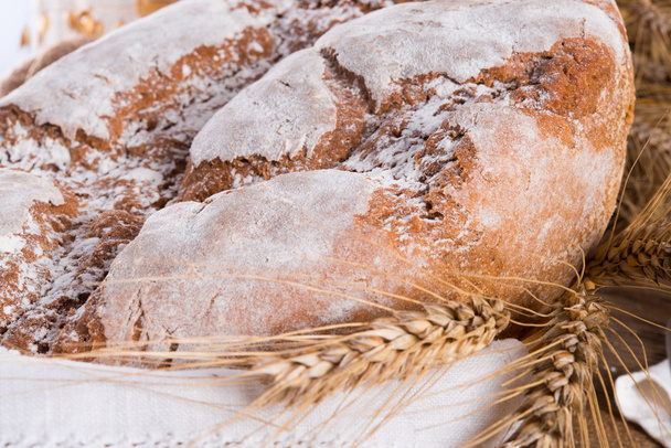 Свежеиспеченный традиционный хлеб - Фото, изображение
