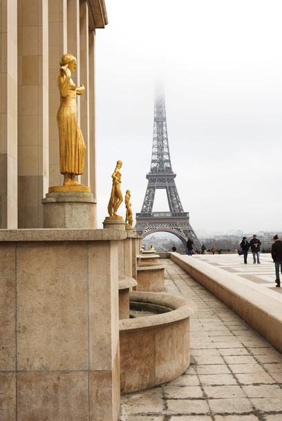 Une statue dorée au premier plan avec la Tour Eiffel à Paris
 - Photo, image