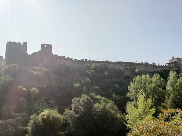 Castillo de Ponferrada a plena maana con el Feste del sol
 - Фото, изображение