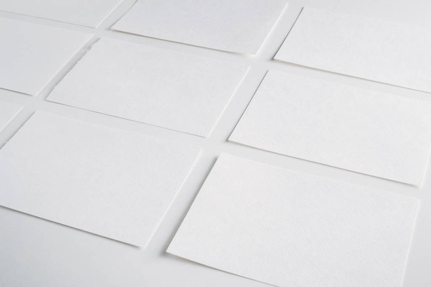 Papel blanco hojas vacías tarjetas sobre un fondo blanco. Burla para el diseño
 - Foto, Imagen