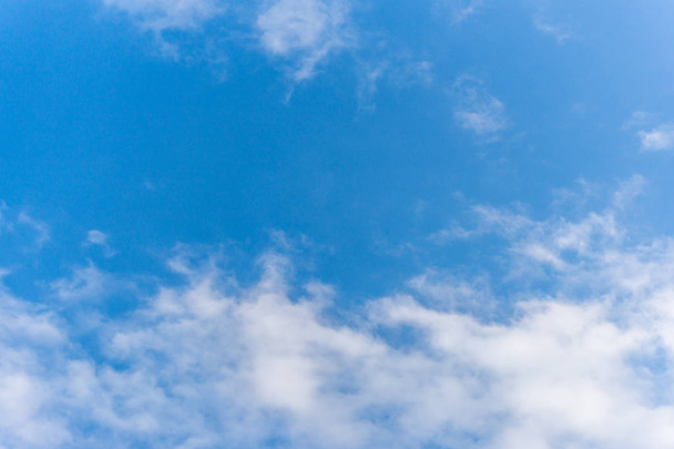 blauwe lucht met wolk - Foto, afbeelding