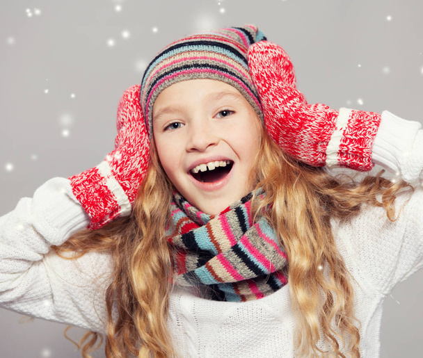 Girl in winter clothes - Foto, immagini
