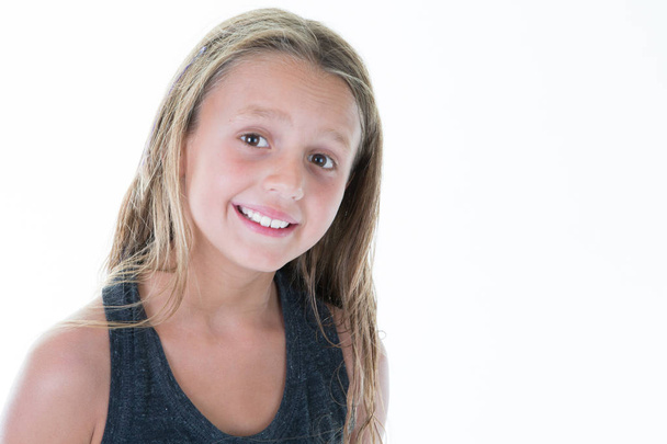 Портрет чарівної маленької дівчинки, усміхненої камери ізольовано на білому тлі
 - Фото, зображення