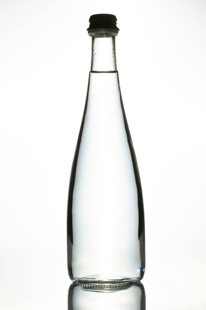 Glasflasche mit einer weißen, transparenten Flüssigkeit. - Foto, Bild