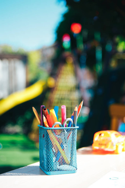 A gyermekek színes ceruzák, színes csésze. Tartozékok a gyermekek művészeti ceruzák - Fotó, kép