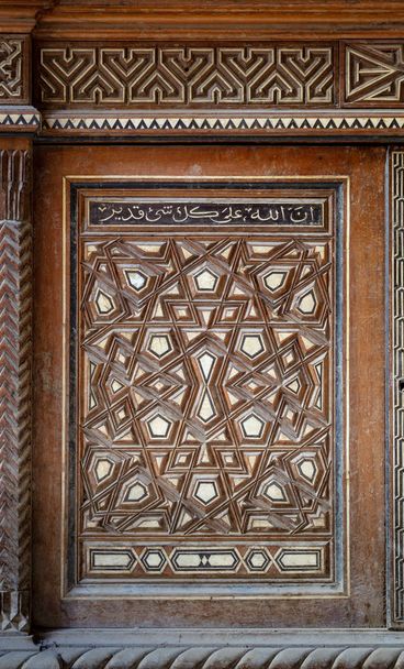 Sigle arabesque ceinture d'une vieille armoire de l'époque mamelouke avec des décorations géométriques, Zeinab Khthe maison historique, Le Caire, Egypte
 - Photo, image