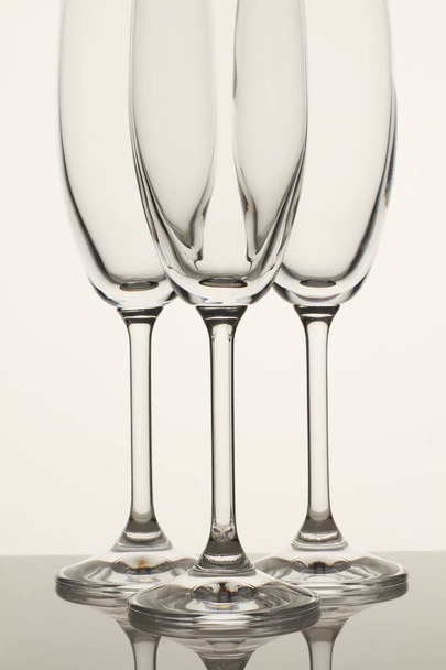 3 つのグラス シャンパン カップ. - 写真・画像