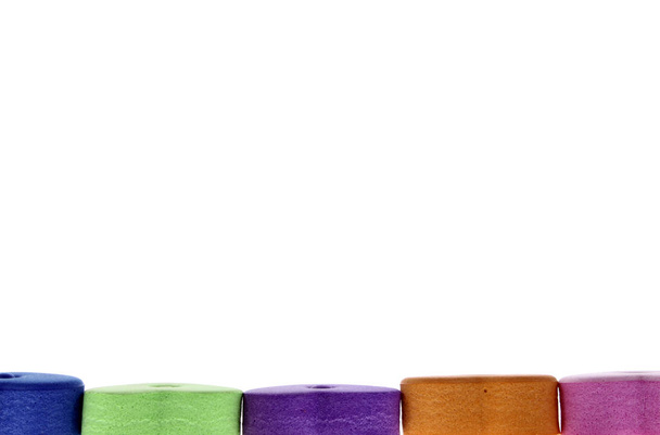 κομμάτια από eva καουτσούκ διαφόρων σχημάτων και φωτεινά χρώματα που συσσωρεύονται - Φωτογραφία, εικόνα