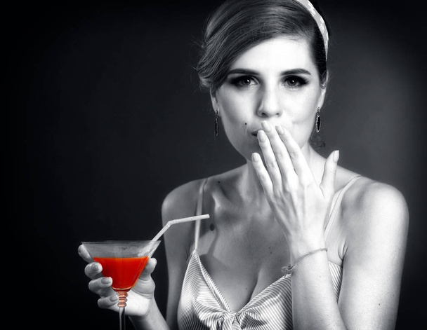 Retro kobieta pić martini koktajl. Czarno-białe zdjęcie. - Zdjęcie, obraz