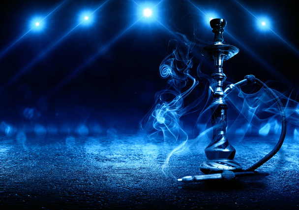 Hookah fumar sobre un fondo de hormigón oscuro, luz de neón, smog, noche, rayos
 - Foto, Imagen