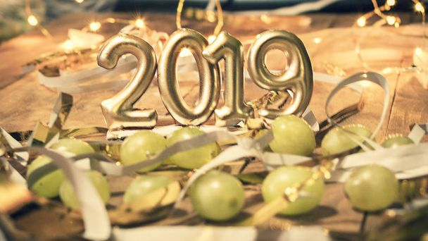 Concetto 2019. Fotografia dei numeri d'oro 2019, con uva e decorazioni per la celebrazione di fine anno
. - Foto, immagini