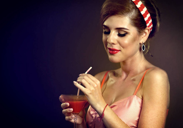 Pin up meisje drankje bloody Mary cocktail. Pin-up retro vrouwelijke stijl. - Foto, afbeelding