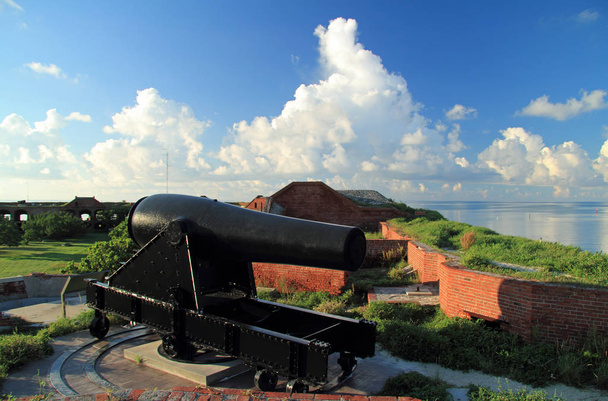 Una pieza de artillería de la época de la Guerra Civil Rodman de 15 pulgadas vigila uno de los bastiones de Fort Jefferson, Parque Nacional Dry Tortugas, Florida Keys
 - Foto, Imagen