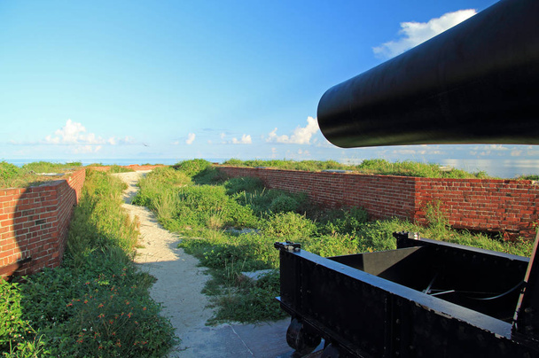 Uma peça de artilharia de 15 polegadas Rodman Civil War fica de guarda sobre um dos bastiões de Fort Jefferson, Dry Tortugas National Park, Florida Keys
 - Foto, Imagem