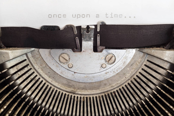 Érase una vez una palabra escrita en una máquina de escribir Vintage - Foto, imagen