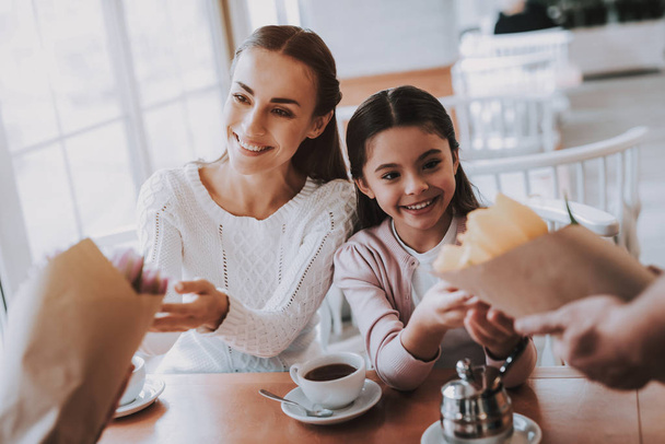 Pretty Women. Happy Girls. Female. Mother with Doughter. Thankful. Charming. Smiling Girls. Drink Tea. Leisure Time. Cute Relationships. Tea. Celebration. Eat Cakes. Happy Together.Good Relationship. - Foto, afbeelding