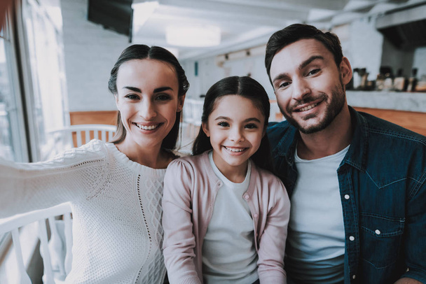 Selfei. Happy Together. Good Relationship. Cafe. Family Holiday. Tea Time. Mom. Dad and Daughter. Active Leisure Time. Cute Relationship. Celebration. Smiling People. Young Family. - Foto, imagen