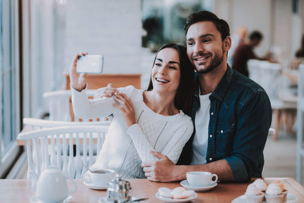 Selfei. Celebration. Cupcake. Smiling People. Smartphone. Young Family. Tea Time. Good Relationship. Happy Together. Cafe. Family Holiday. Active Leisure Time. Cute Relationship. Yummy. - 写真・画像