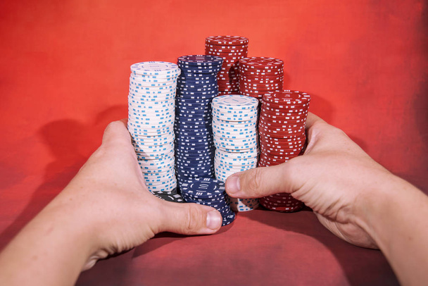 Casino abstracte foto. Poker spel op rode achtergrond. Thema gokken. - Foto, afbeelding