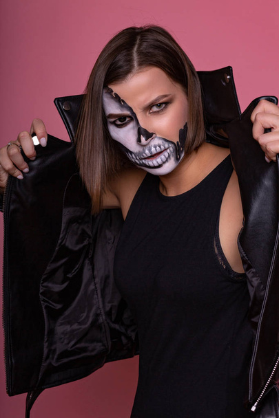Siyah-beyaz korku yüz Cadılar Bayramı tarzında boyama ile esmer kadın - Fotoğraf, Görsel
