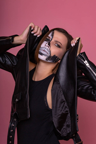 Bruna donna con bianco e nero spavento viso pittura in stile Halloween
 - Foto, immagini