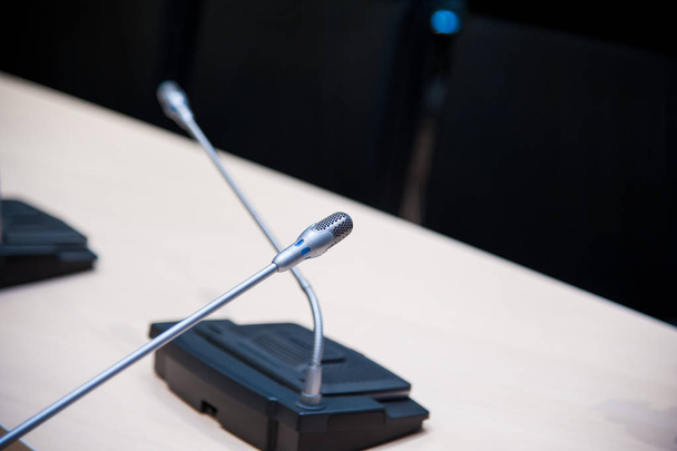 Antes de uma conferência, os microfones na frente de cadeiras vazias
 - Foto, Imagem
