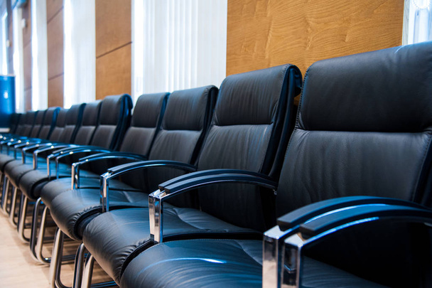 Table de conférence et chaises dans la salle de réunion - Photo, image