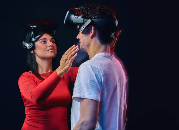 Fiatal vidám lány beállítja a virtuális valóság szemüveg a barátjával. Pár vad-val Vr Headsetek. - Fotó, kép