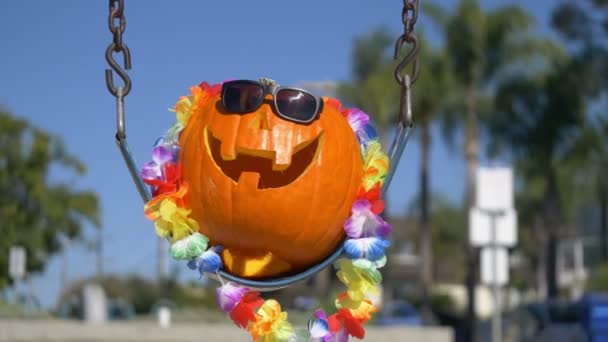 Feliz calabaza de Halloween en las vacaciones en 4K cámara lenta 60fps
 - Metraje, vídeo
