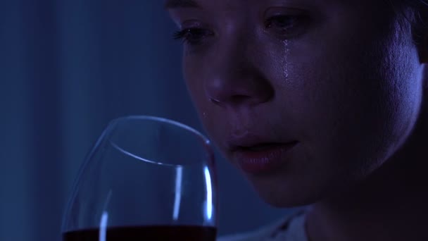 Hopeloos eenzame vrouw huilen en het drinken van rode wijn na uiteenvallen, depressie - Video