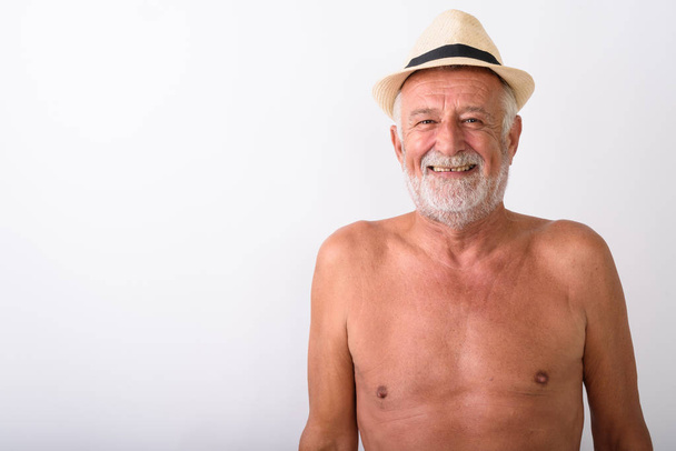 Šťastní senioři vousatý muž s úsměvem při nošení čepice - Fotografie, Obrázek