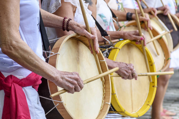 Womans percussionists playing drums during folk samba performance on Belo Horizonte, Minas Gerais - Φωτογραφία, εικόνα