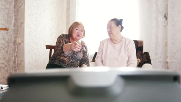 Sakin ol ve Tv izlemek için iki yaşlı kadın oturdu - Video, Çekim