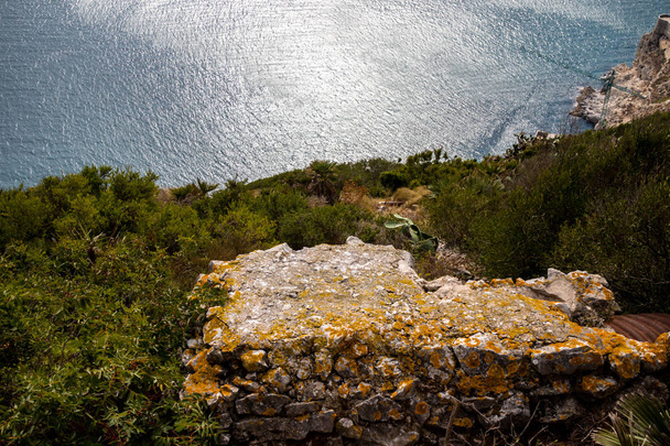 Kävelyreitti Gibraltarin kalliolla. Gibraltar on Yhdistyneen kuningaskunnan merentakainen alue, joka sijaitsee Espanjan eteläkärjessä
 - Valokuva, kuva