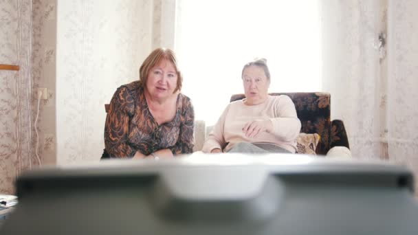 Yaşlı kadın dinlenmek ve Tv izlemek oturdu - Video, Çekim