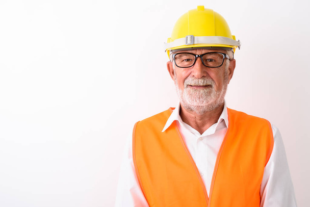 Крупный план счастливого старшего бородатого строителя, улыбающегося
 - Фото, изображение
