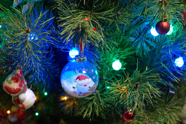 Крупный план рождественских украшений, висящих на елке
. - Фото, изображение