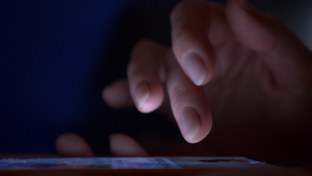 közeli, womans ujjai a touchscreen smartphone. nő használ egy mozgatható telefon - Felvétel, videó