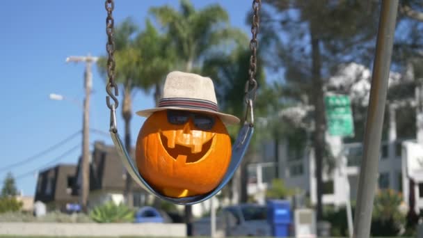 Felice zucca di Halloween sull'altalena in 4K al rallentatore 60fps
 - Filmati, video