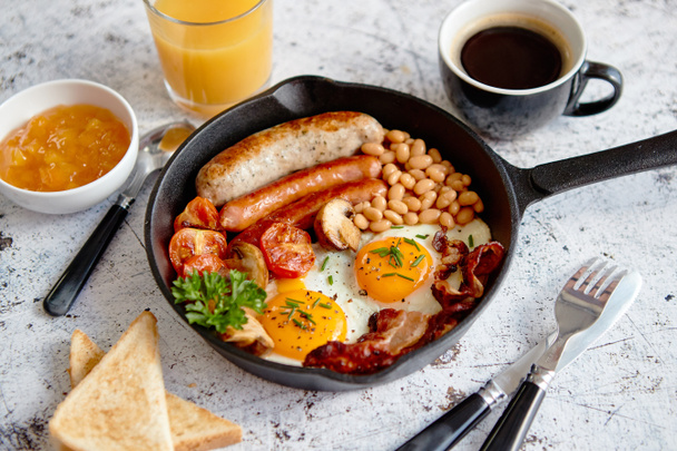 Delicious english breakfast in iron cooking pan - Фото, зображення