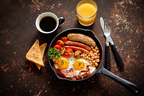 Delicioso desayuno inglés en sartén de hierro - Foto, imagen