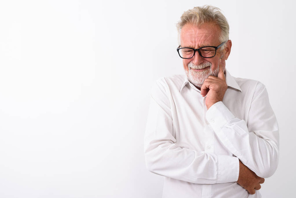 Студійний знімок сумного старшого бородатого чоловіка, який думає під час плачу з
 - Фото, зображення