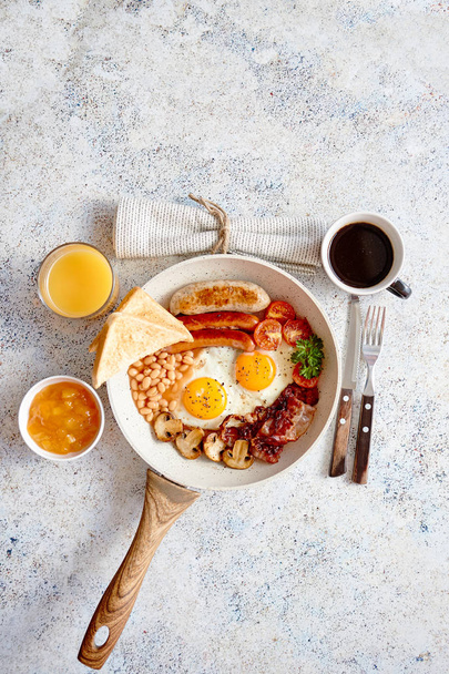 Teljes angol reggelit szolgálnak fel, egy serpenyőben - Fotó, kép