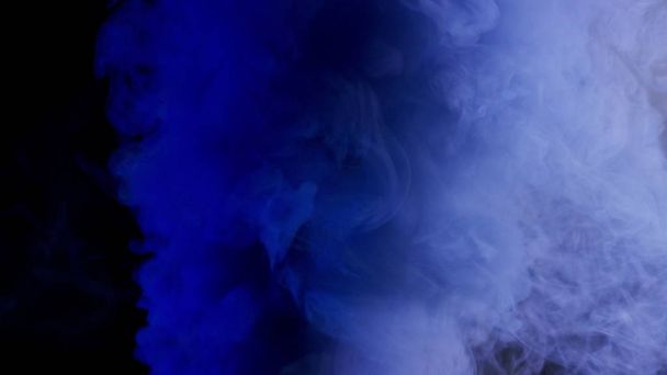 барвистий дим на темному фоні
 - Фото, зображення