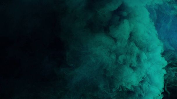 humo colorido sobre fondo oscuro - Foto, Imagen