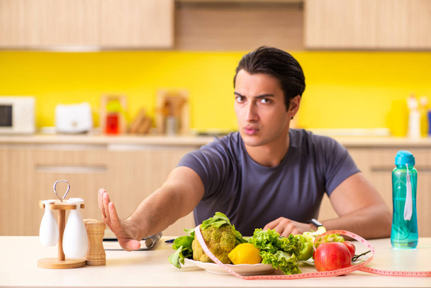 Młody człowiek w diecie i koncepcji zdrowego odżywiania - Zdjęcie, obraz