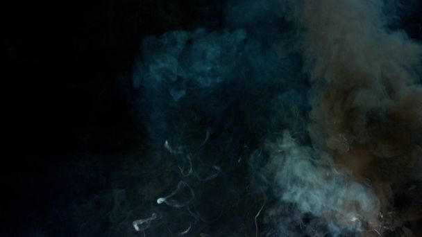 барвистий дим на темному фоні
 - Фото, зображення