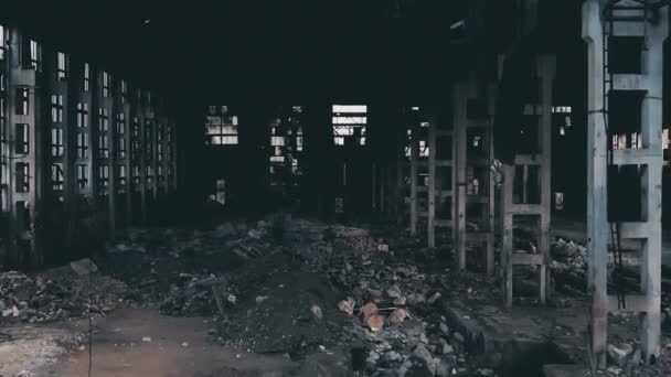 4 k luchtfoto. Verlaten fabriek vernietigd na de oorlog, gebroken glas, vernietiging, beangstigend industriële samenstelling - Video